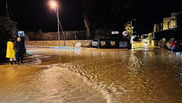 Bodrum'da sağanak etkili oldu! Cadde ve sokaklar göle döndü